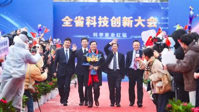 特写：红毯上的科技星光  