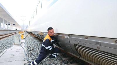 新春走基层 | 列车“守夜人”——记高铁十堰东站上水吸污工的春运日夜  