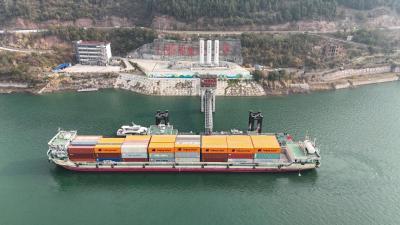 长江中上游首个LNG加注站迎开门红  