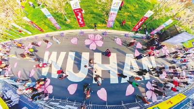 “汉马”十年 足音铿锵  