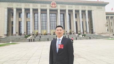 让两会精神在荆楚大地落地生根  