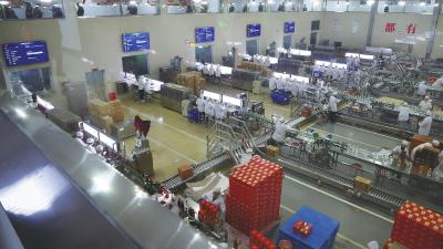 开足马力忙生产  