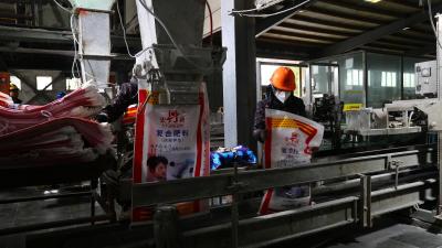 史丹利化肥当阳公司产销两旺 日均产肥1600吨 农化服务送下乡  