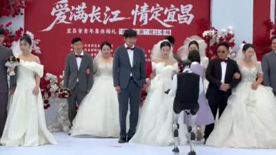 智能机器人递送新婚戒指 “爱满长江·情定宜昌”青年集体婚礼在枝江举行  