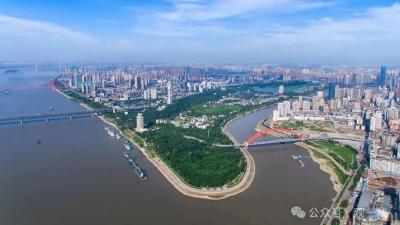 正确政绩观：一颗心、一份情、一条路、一股劲  