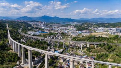 三峡疏港铁路9月底全线“轨通” 年底达到试运营条件 将实现铁、水、公“零换乘” 