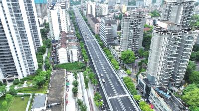 夷陵长江大桥延伸段港窑路段启动附属设施安装 