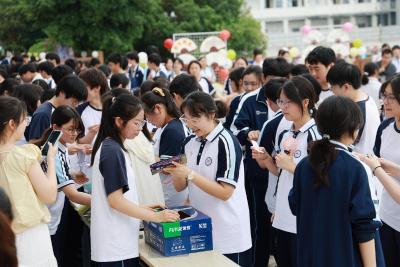 高中生游园打卡多种语言文化 