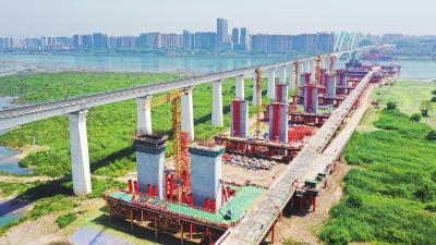 宜昌长江公铁大桥主塔施工加快推进 