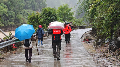 挺进白水河村，记者在暴雨中路遇一位“骑士” 