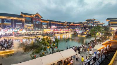 村干部广场直播卖芍药 宜都“花香经济”芬芳绽放