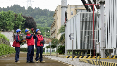 通宵零点消缺 守护高考用电  