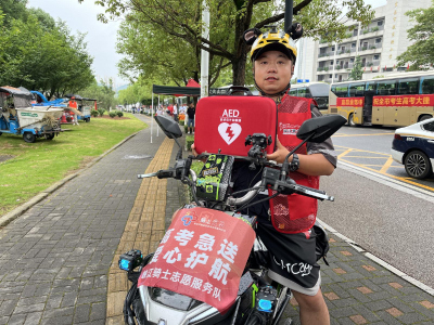 “峡江骑士”携AED为高考学子保驾护航  
