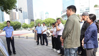 75名群众评议员实地查看民生问题整改成果，武汉开门教育请群众现场“阅卷” 