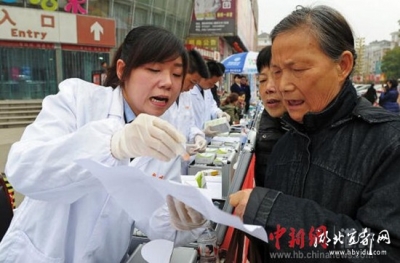 宜都食药局为市民提供快速检测服务