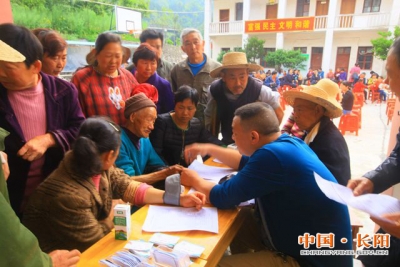 县公安局联合文化、卫生团队到佑溪村开展送温暖活动（图）