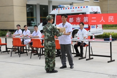 市二医组织骨干力量到武警部队义诊