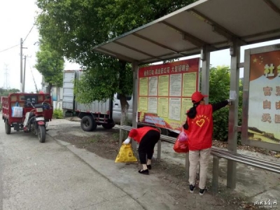 红花套镇志愿者走上街头开展大清洁活动