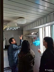 楼上漏水楼下遭殃 格格及时上门调解