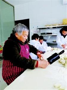 73岁的吴婆婆手工制饼49年传承本土年味