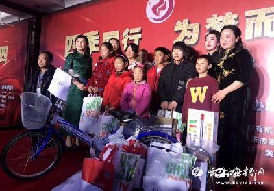 巾帼志愿者爱心点亮孩子“微梦想”
