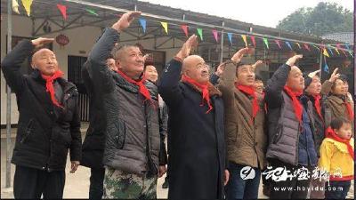 六旬“少先队员”升国旗迎新年