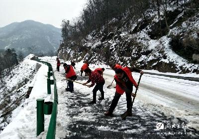 梁山村：扫雪除冰 不一样的主题党日
