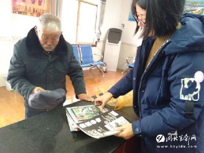 龙窝村：耄耋老人赠图书
