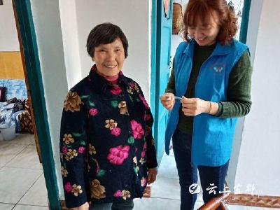 东风社区：老人笑了 格格乐了