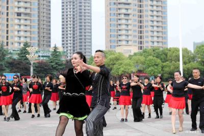 绿色宜都 健康生活 | 200余名舞者齐跳广场舞  舞出绿色健康新生活