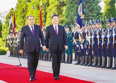 习近平同塔吉克斯坦总统拉赫蒙会谈