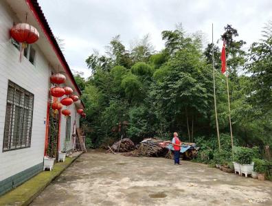宜都一古稀老人坚持升国旗48年：爱党爱国是家训 更是信仰