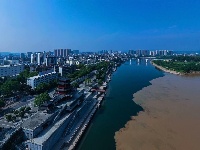 长江清江现壮观分界线 黄绿交汇泾渭分明 