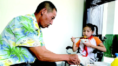 “最美陪读老人”推着外孙女上学