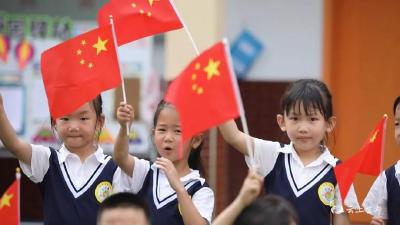 永不褪色的“潮”，你们和国旗同框的样子真好看！