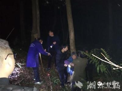 【湖北日报】八旬婆婆上山砍柴未归 警民协作寒夜紧急救援