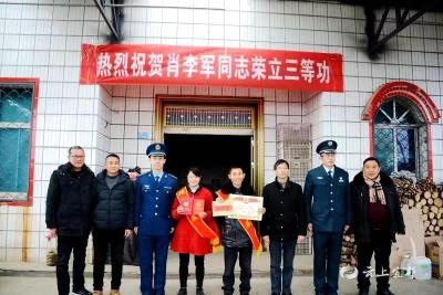 部队立功展风姿 千里喜报慰家属