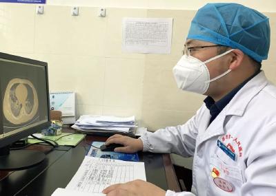 邓世磊：发热门诊里的“”楷模哨兵”