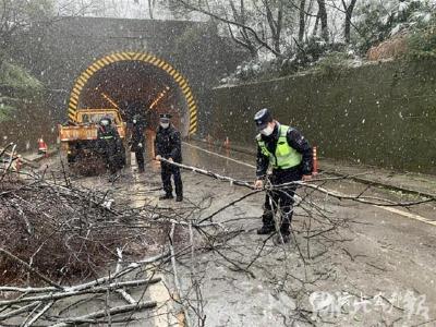 【湖北日报】风雪来袭，他们坚守一线战“疫”