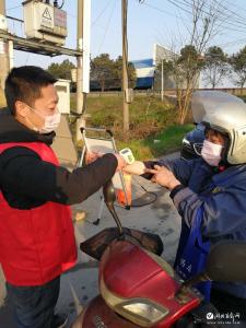 简单省时又安全 这名志愿者的值守效率值得点赞