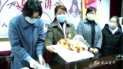 社区巾帼战“疫魔”  节日抽空品蛋糕