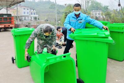 捐赠垃圾桶 助力家乡美丽乡村建设