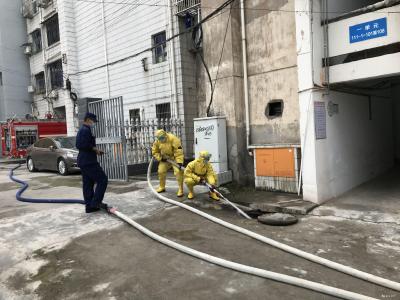 消防大队帮助居民疏通下水道