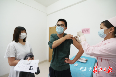 武汉首对疫苗志愿者夫妇，结束隔离！