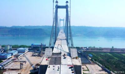 白洋长江公路大桥全线贯通 年底建成通车