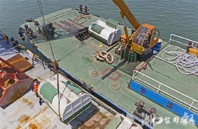 【湖北日报】首个港口和船舶污染物接收转运码头投入使用