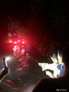 暴雨后小汽车误入深水区 警民深夜紧急救援