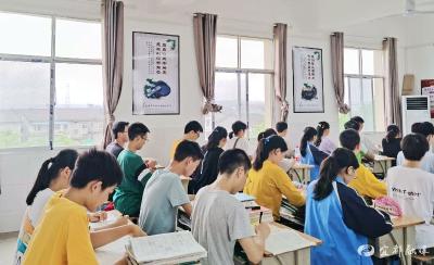 助力中考办实事  炎炎夏日送清凉