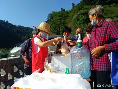 关爱老年人 五眼泉镇卫生院爱心体检送进村