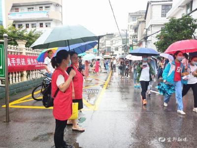雨中高考护学岗 撑起“平安伞”